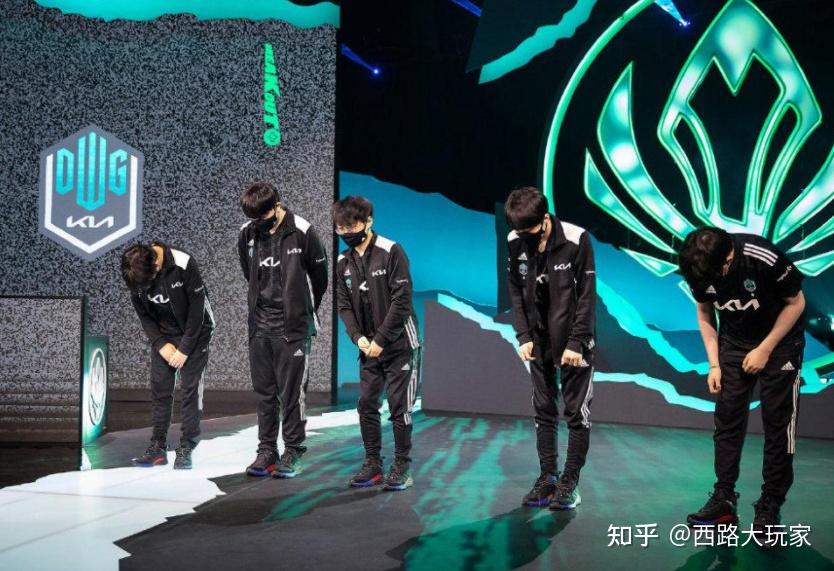 而这一张照片被捕捉下来,跟faker的掩面哭泣进行了对比,估计showmaker