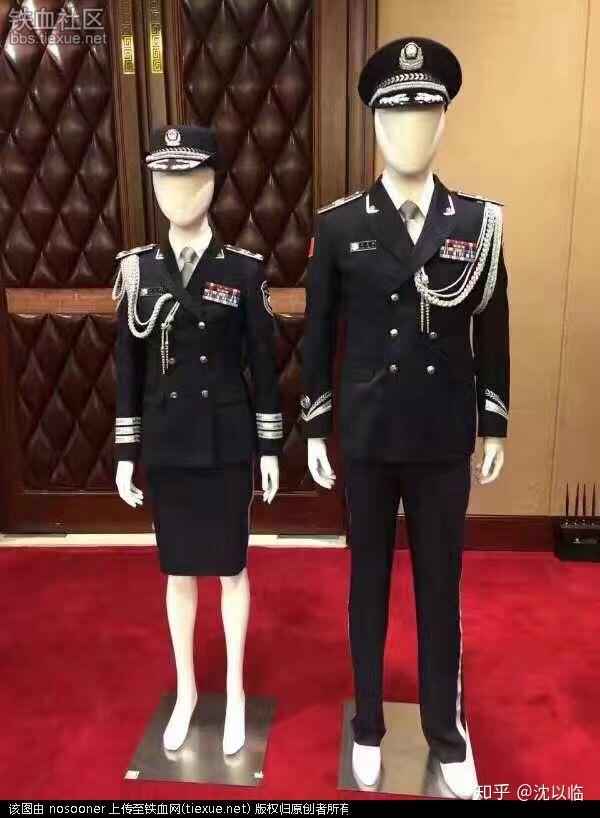 一种是仿14式礼宾服 最后插一段公大学生穿礼服演奏人民警察之歌的