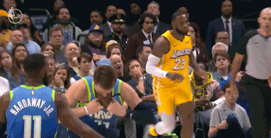 撕球衣!主帅被驱逐!詹姆斯真的太会欺负人了