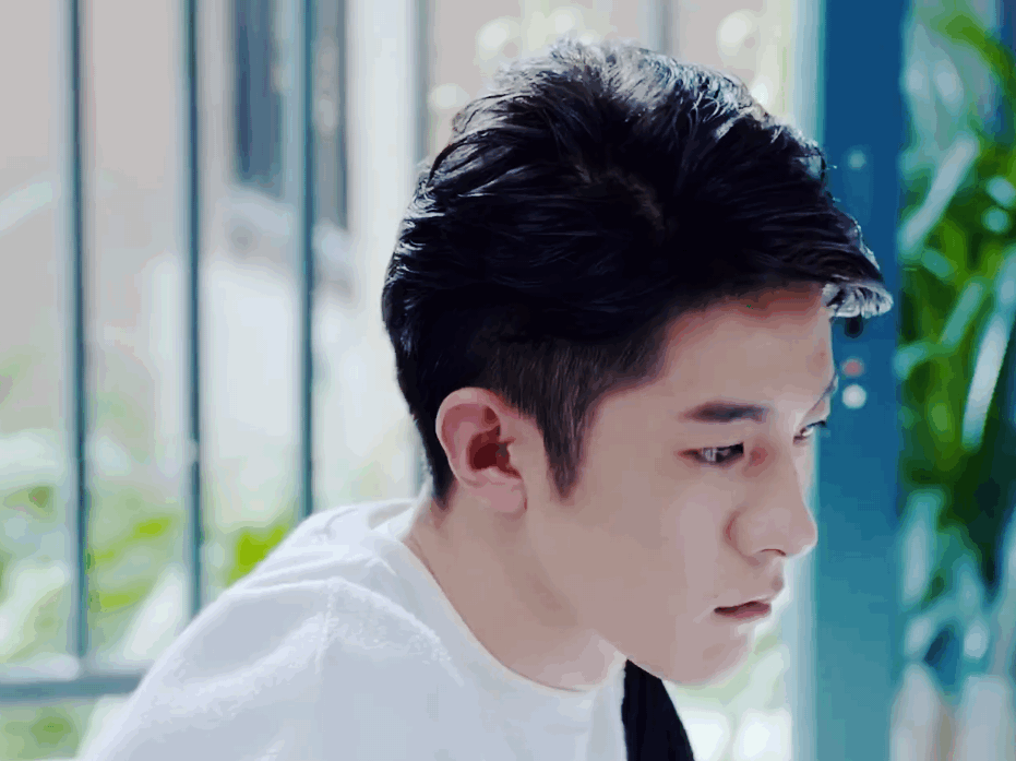 今年喜欢季肖冰,中戏毕业,网剧sci谜案集男主,以前各种酱油,可正气可