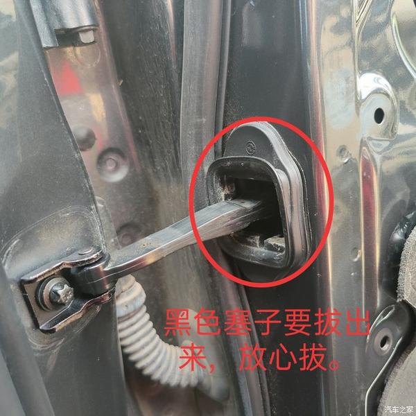 自己动手更换宝马328li车门限位器女友也在给我帮忙