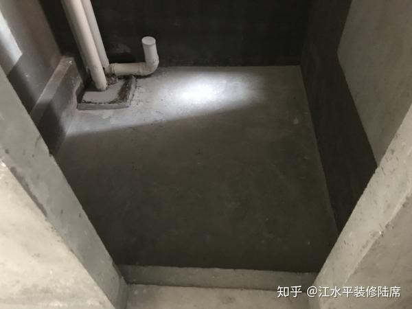 下沉式卫生间一般能看到的就是一根主排水管如上图,其他排水,排污的