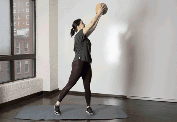 砸墙也能力量训练不妨试试好玩又实用的药球