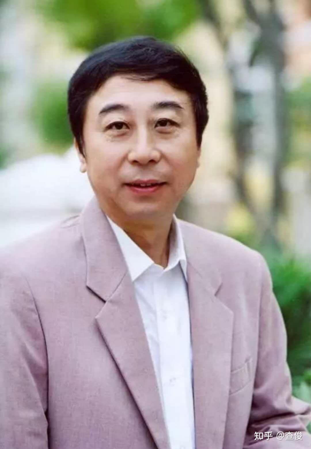冯巩祭拜师父马季,快70岁的人了,给徒弟们做出榜样