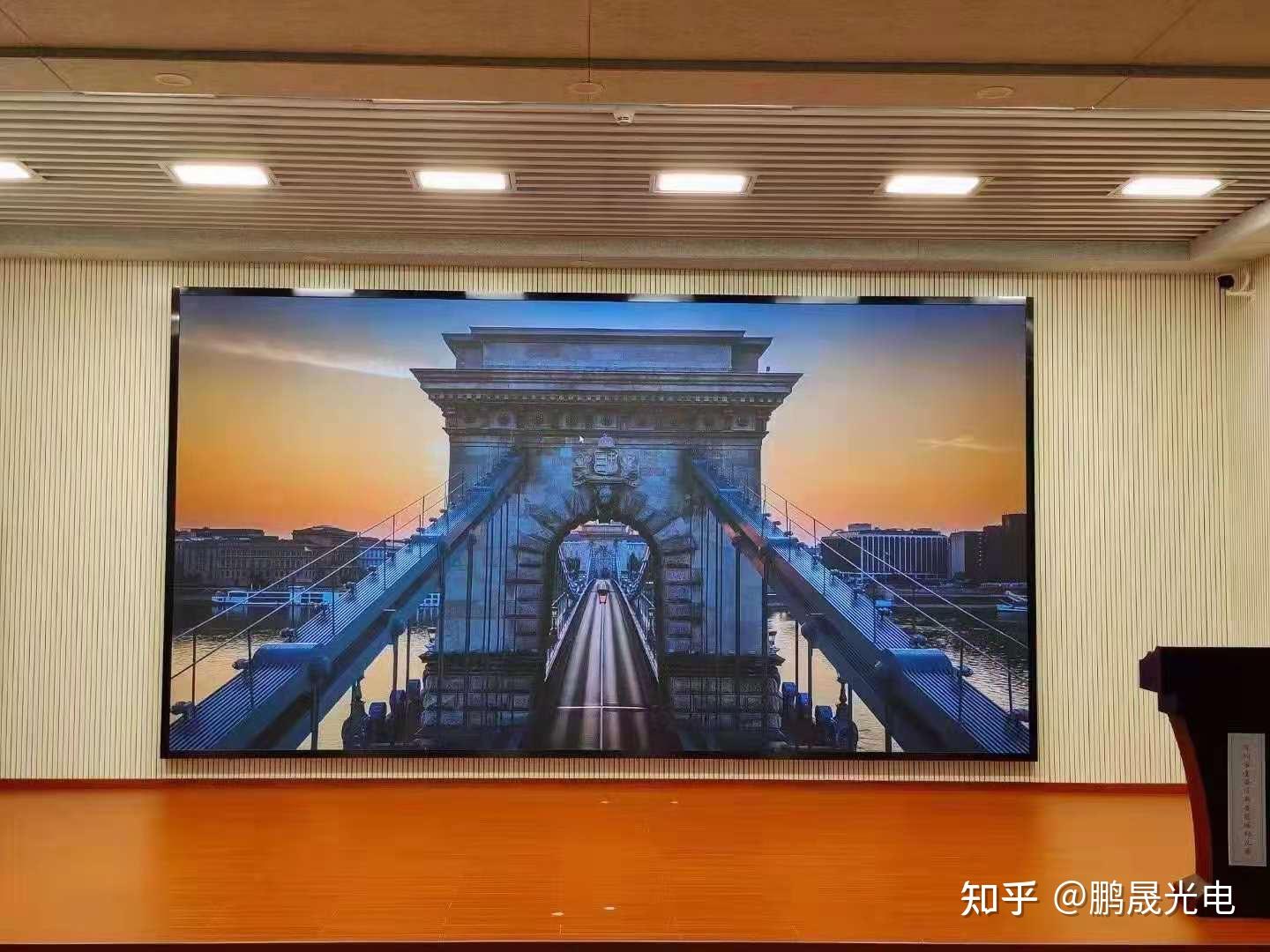 4,异型屏幕,常见的显示屏或者电视机大部分都是16:9的矩形,只能用于