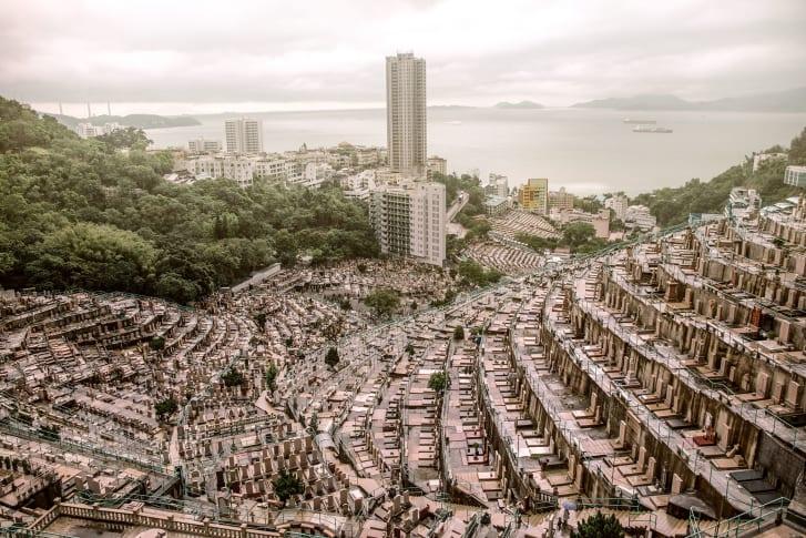 死亡空间摄影师拍摄了香港密集的山坡墓地