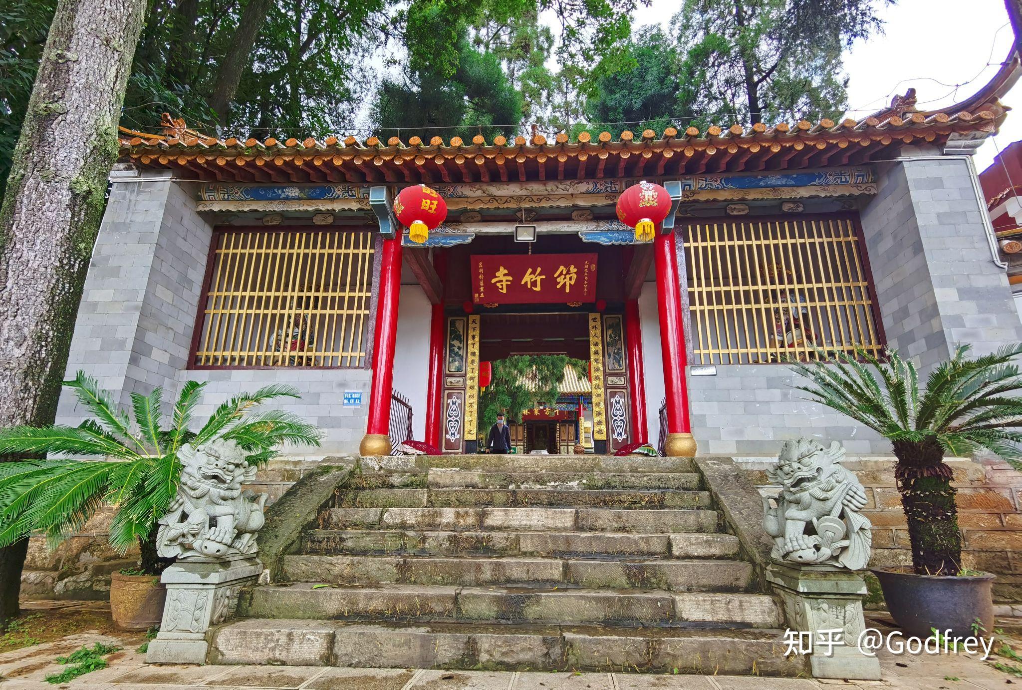 昆明筇竹寺五百罗汉被誉为东方雕塑艺术宝库中一颗璀璨的明珠其艺术