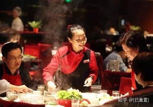 中途上洗手间,结账走人等全流程的各个环节,海底捞都处处体现了对服务