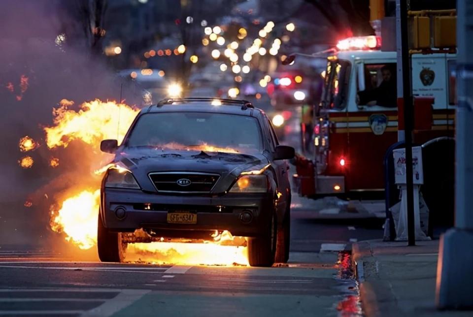 助修宝小课堂:汽车突然起火,如何自救更有效?