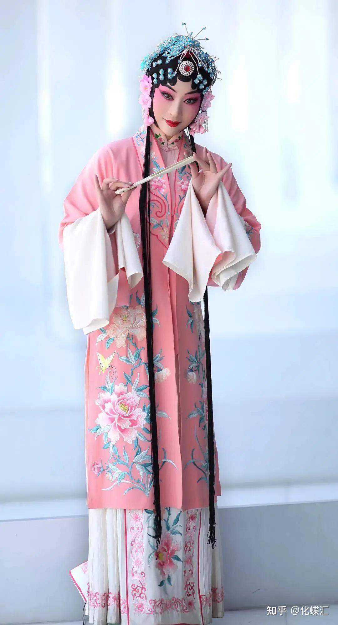 舒展之间,道不尽的风致楚楚,世间竟有这般美的女子