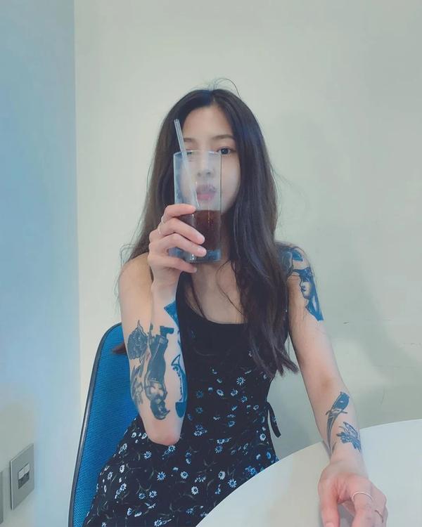 手活绝顶的韩国辣妹纹身师,谁不想被她们扎两针?