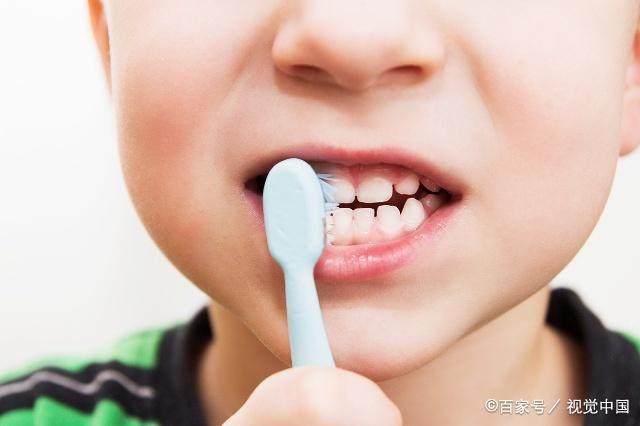 带孩子去医院拔牙好还是家长直接用手给孩子拔牙好?