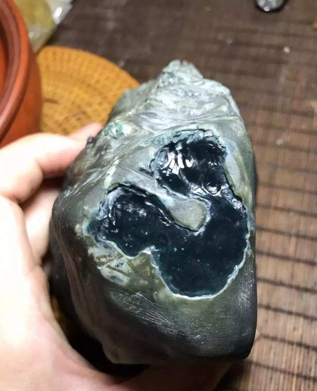 皮壳怪异的翡翠原石,擦窗一连见涨,赌出冰种老蓝水飘雪花棉,逆袭啊!