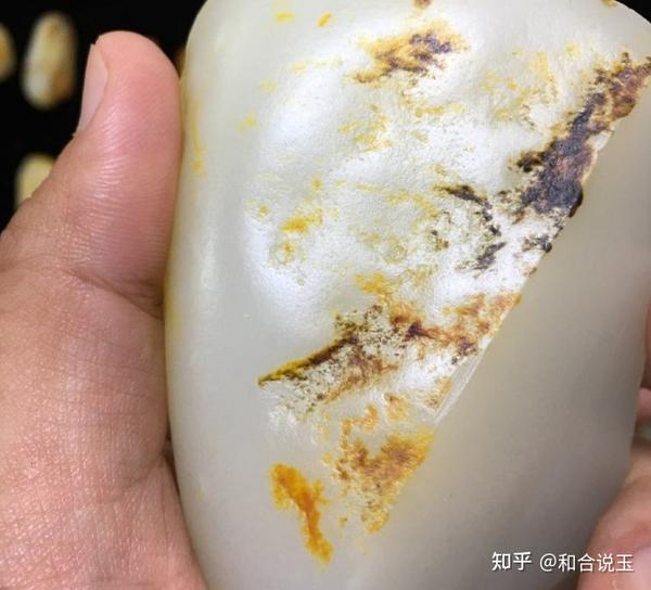 用手电筒看和田玉的真假,你知道怎么做吗?