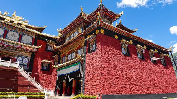 来到马尔康观音寺,参观亚洲最大的煨桑炉,很震撼