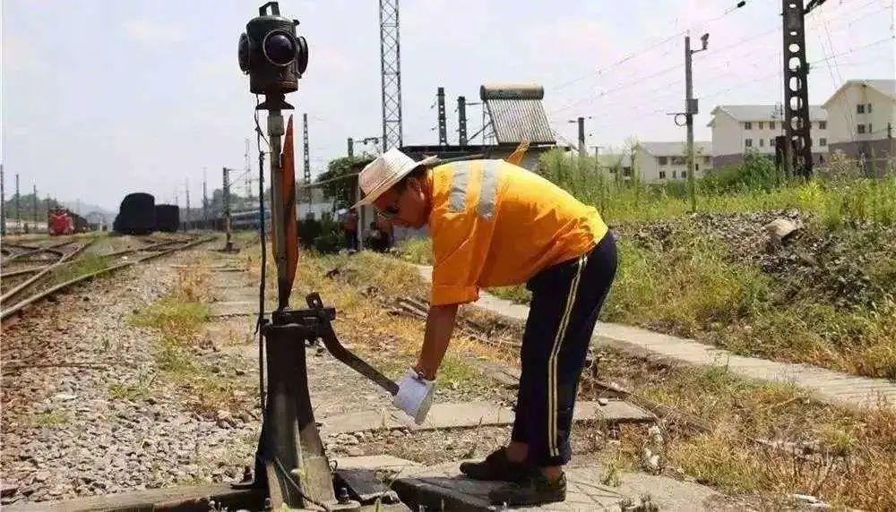 从扳道岔到扳道茶中国铁路开进茶饮界跨界赛道又热闹了