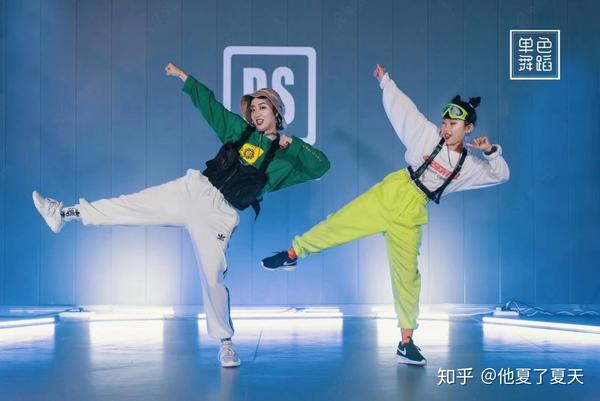 干货| 流行舞必学!街舞基本功之肩,胸,胯rolling教学详解