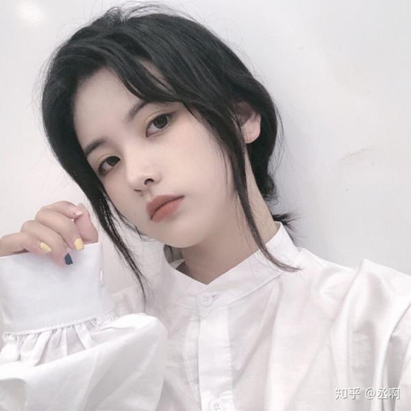 白色干净女头像