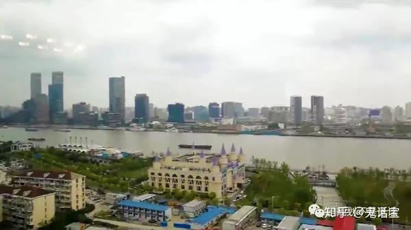 陆家嘴北滨江豪宅云集,该买哪个? | 楼盘快评