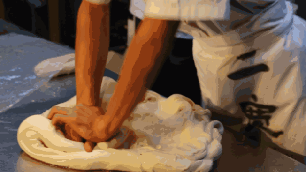 这里字面直译就成了: 用手的.