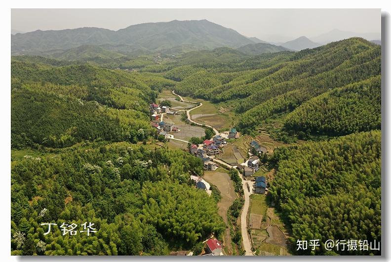 余源村,坐落于铅山县葛仙山镇境内,该村民居沿着峡谷而建,从空中看去