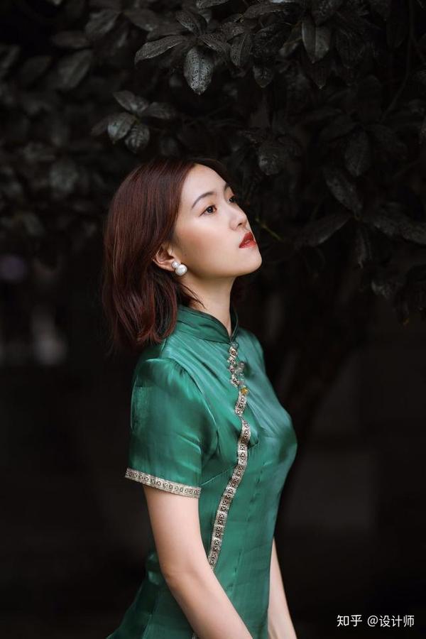 中年女士拍摄旗袍写真照,7个简单的姿势学起来,既显气质又优雅