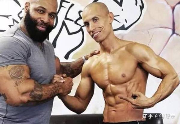 右为著名街健博主frank medrano,身材更符合大众审美