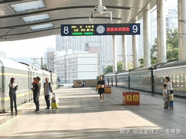 知道隔壁一列"高等级车"缓缓驶入武昌站7站台,我才恍然大悟.