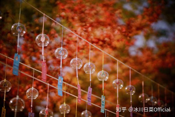 栖霞古寺大殿前挂着许愿风铃,孩子们笑着跑着摇起了风铃,叮当的声音