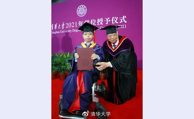 他叫矣晓沅,今年6月26日正式从清华大学计算机系博士毕业.