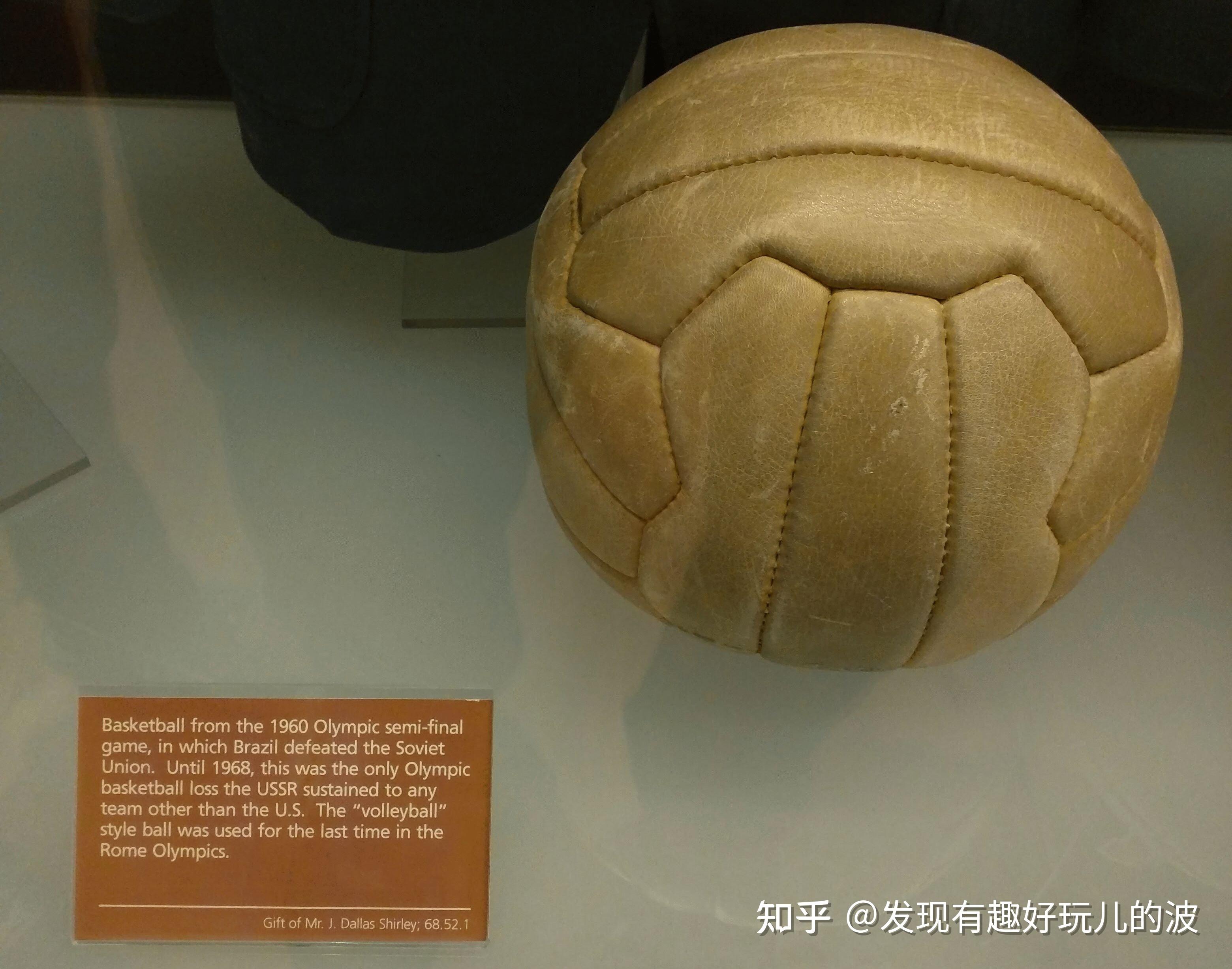 纹路和现在的排球类似早期是使用足球代替篮球.