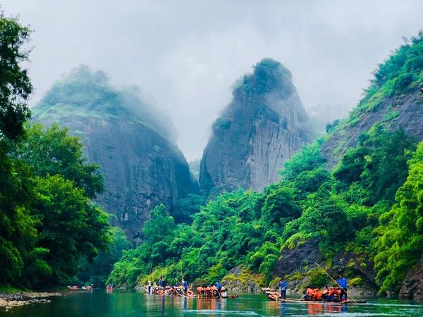 九曲溪是武夷山的一个热门景点,基本来武夷山游玩的都会坐竹筏,主要