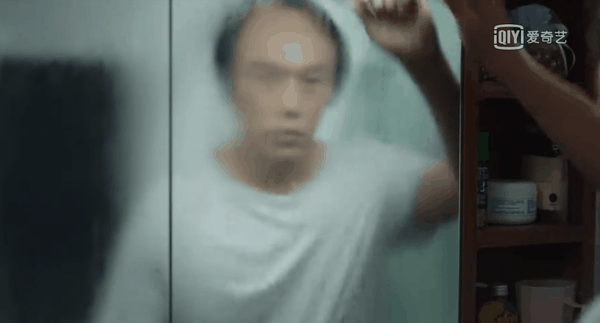 这部剧吸引人的不仅仅是跌宕起伏的剧情,还有精致的画面与构图以及不