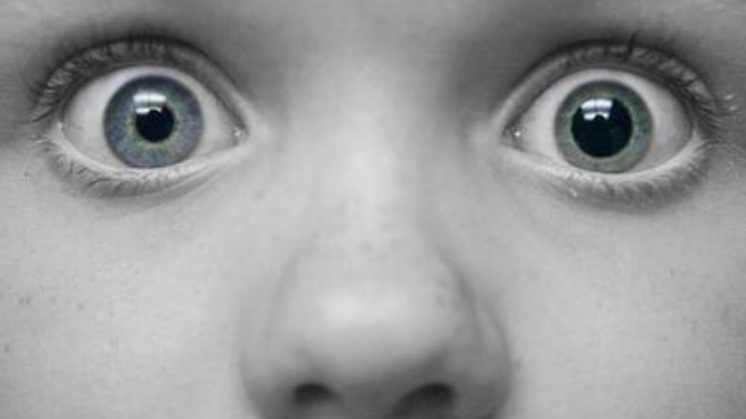 3分钟科普丨关灯看手机对孩子眼睛的危害有多大?