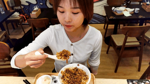 尤其要夸夸这里的温泉蛋,煮得恰到好处, 用筷子把七分熟的蛋戳破 金