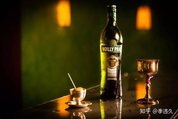 杜本内(dubonnet)是法国开胃酒的典型之一,大约已经有150年的历史了.