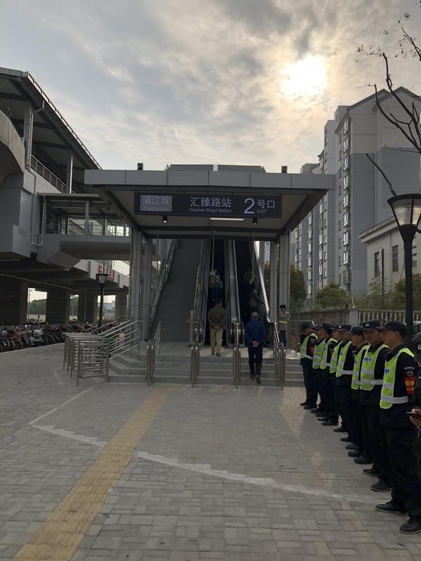 终点站汇臻路,保安列队