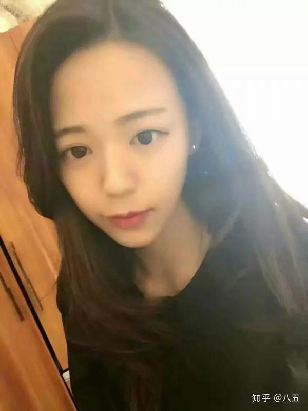 先放几张高中时候她的自拍照 她高中一直都是素颜 从来不化妆的 身高