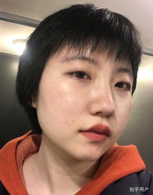 完全不化妆素颜涂口红会很奇怪吗
