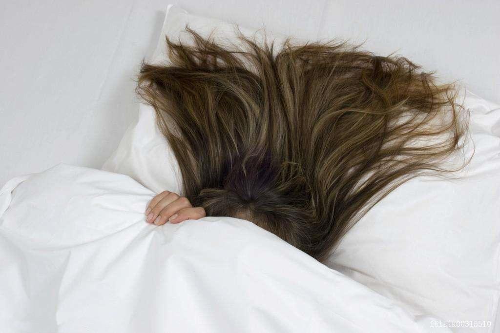 经常湿着头发睡觉?会造成6大健康隐患,一个比一个严重!