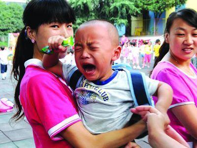 家长送孩子上幼儿园哭闹不止怎么办