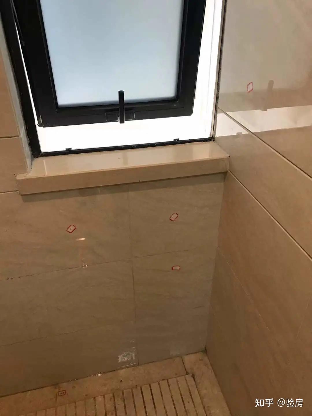 洗漱台地柜内部背板下方收边不严5.洗漱台地柜左右门扇闭合高低差6.