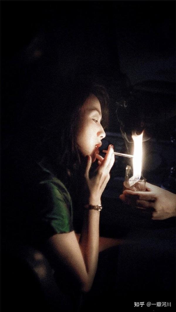 或是《地球最后的夜晚》中神秘,喜欢抽烟的万绮雯.