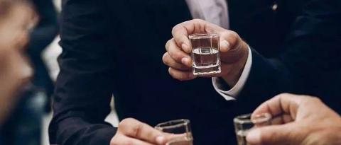 喝酒辣喉咙,喝完上头,难受? 教你如何选一瓶好的酱香酒! mp.weixin.