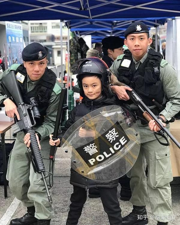 整个大陆青春期男孩都在学,个个一口一个阿sir,香港飞虎队是每个抱着