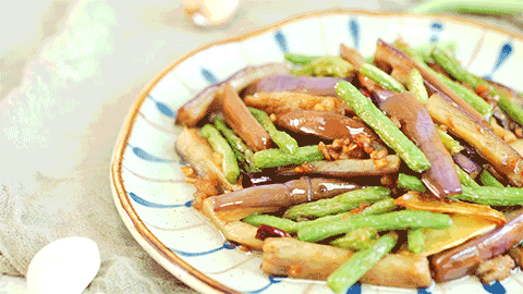 饭馆必点的茄子豆角,下饭菜中的战斗机!在家也能做出来,3分钟就光盘!