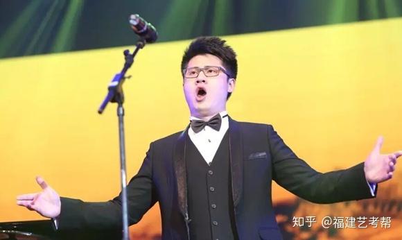 如在教唱《两地曲》时,前八小节主歌部分男歌者总是唱不好,特别是
