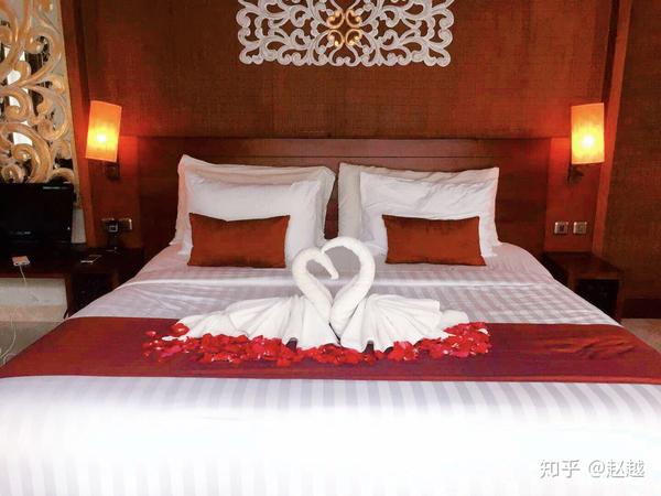如果酒店提供下边这种蜜月房间布置服务,一定记得将玫瑰花瓣先处理掉