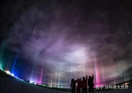 福建平潭夜空现"暖夜灯柱",高空中闪耀如"天空之城",咋回事