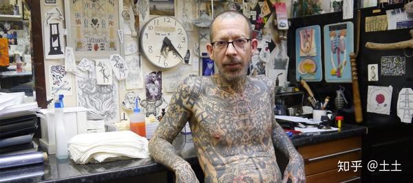 最牛英国纹身师封城期间每天给自己扎一个图